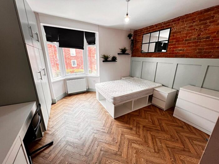 Studio To Rent In Ensuite, Park Street, Luton, Bedfordshire, LU1