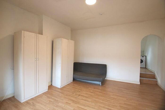 Semi-Detached House To Rent In St Pauls Avenue, Willesden Green, London, NW2