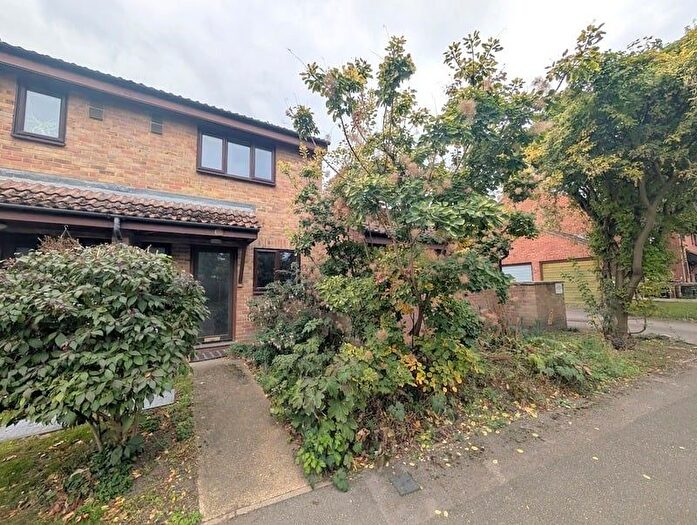 2 Bedroom Semi-detached House For Sale In Natalie Close, Feltham, TW14