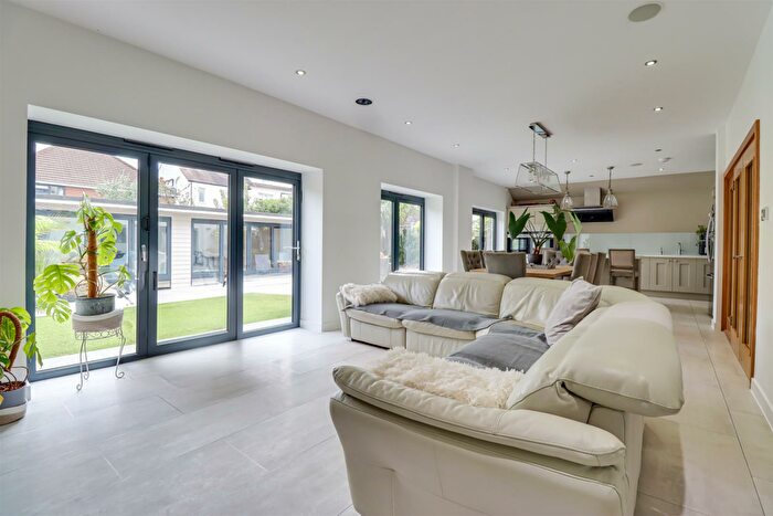 5 Bedroom Detached House For Sale In * Large Outbuilding With Shower Room * Dundonald Drive, Leigh-On-Sea, SS9