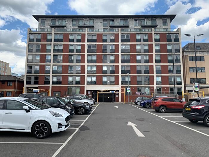 1 Bedroom Flat For Sale In Flat, High Street, Slough, Buckinghamshire, SL1