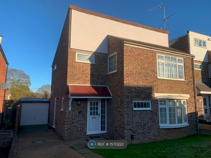4 Bedroom Detached House To Rent In Walsham Close, Stevenage, SG2