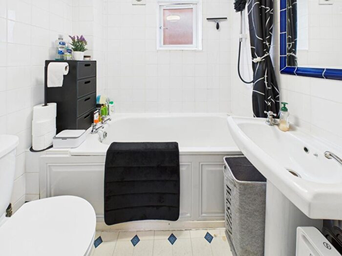 1 Bedroom Apartment For Sale In Watermoor Road, Cirencester, GL7