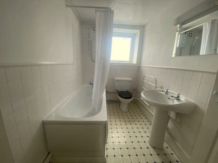 1 Bedroom House To Rent In Bath Road, Old Town, SN1