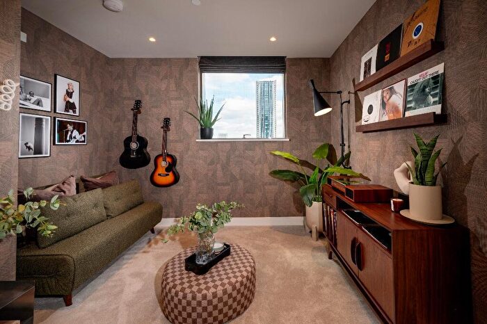 2 Bedroom Apartment For Sale In South Quay Plaza, Canary Wharf, London, E14