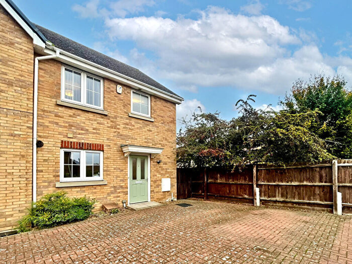 3 Bedroom Semi-Detached House For Sale In Rowletts View, Biggleswade, SG18