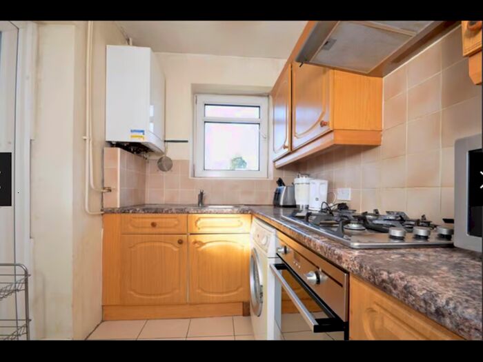 3 Bedroom Flat To Rent In Cromwell Court, Kingston Upon Thames, London, KT2