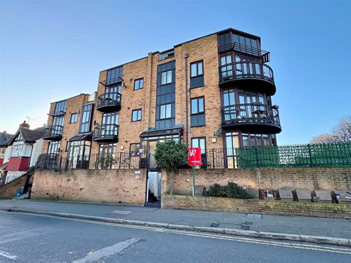 2 Bedroom Apartment To Rent In Leigh Cliff Road, Leigh-On-Sea, SS9