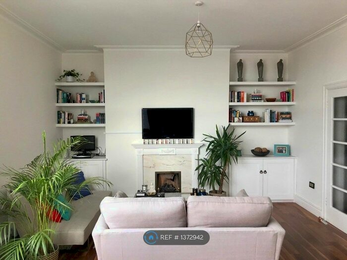 2 Bedroom Flat To Rent In Leigham Hall, London, SW16