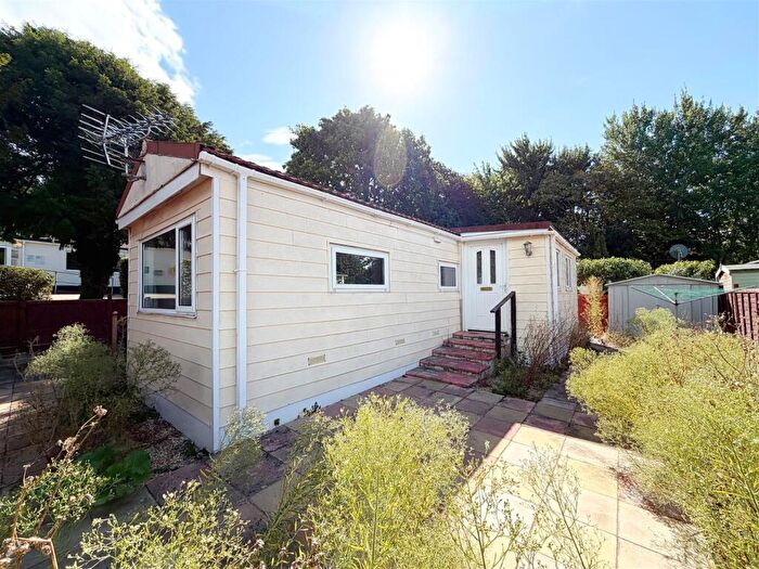 1 Bedroom Detached Bungalow For Sale In Old Road, East Cowes, PO32