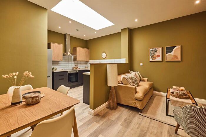 3 Bedroom Flat To Rent In Martins Gate, High Street, Exeter, EX4
