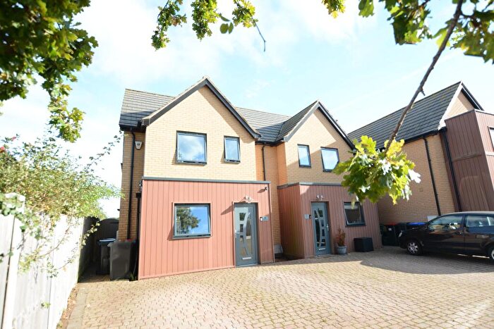 3 Bedroom Semi-Detached House For Sale In Polhawn Close, Braintree, Essex, CM7