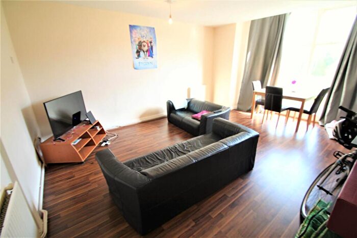 2 Bedroom Apartment To Rent In North Hill Road, Headingley, Leeds, LS6
