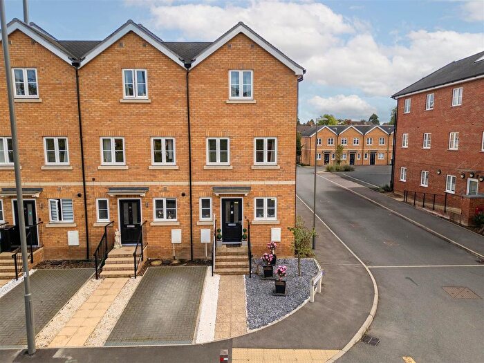 3 Bedroom End Terrace House For Sale In Lester Road, Aylesbury, HP20