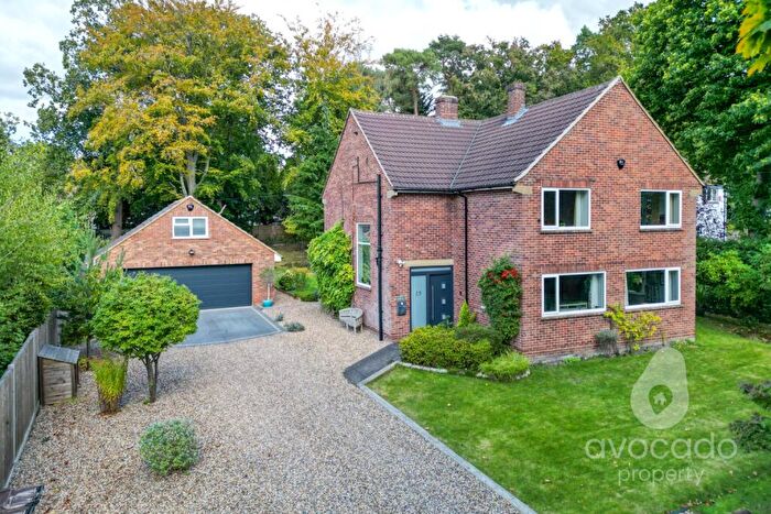 4 Bedroom Detached House For Sale In Park Avenue, Camberley, Surrey, GU15