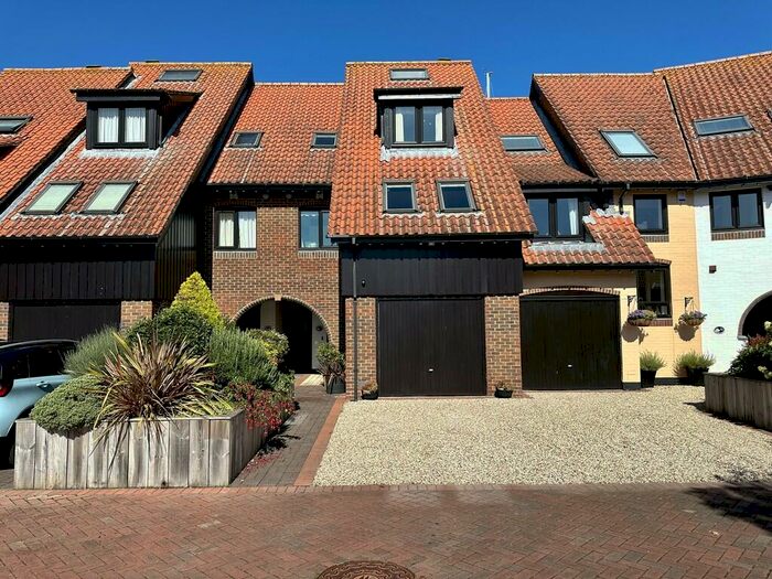 4 Bedroom Town House For Sale In White Heather Court, Hythe Marina Village, SO45