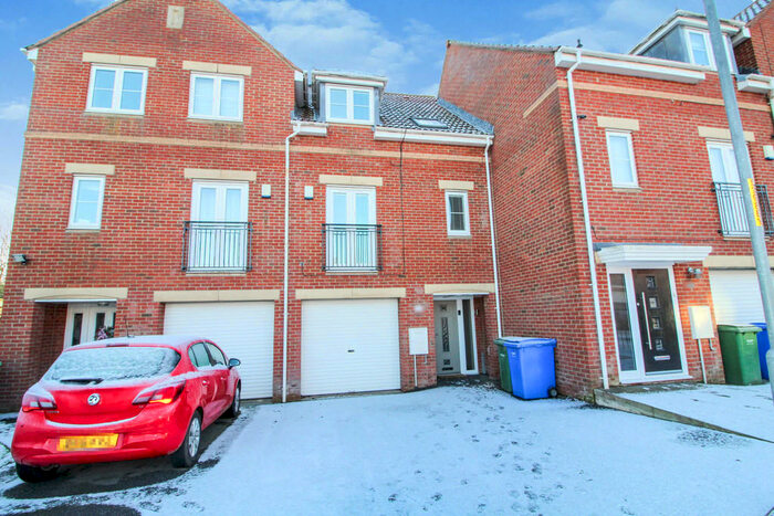 4 Bedroom Town House To Rent In Heather Lea, Blyth, NE24