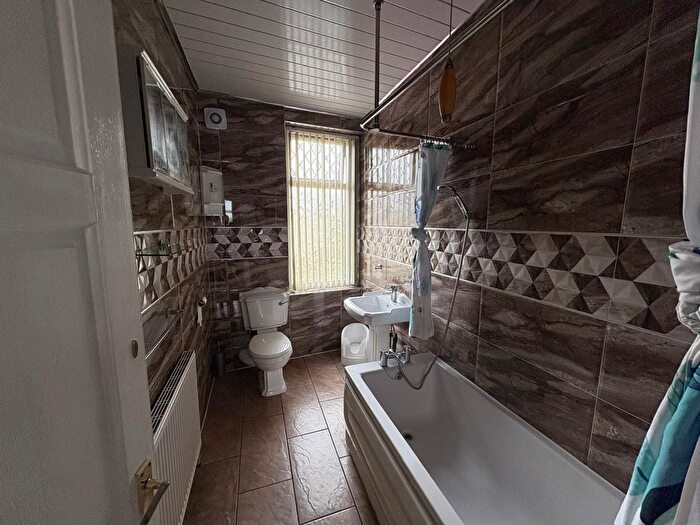 4 Bedroom Terraced House To Rent In Parkside Road, Bradford, West Yorkshire, BD5