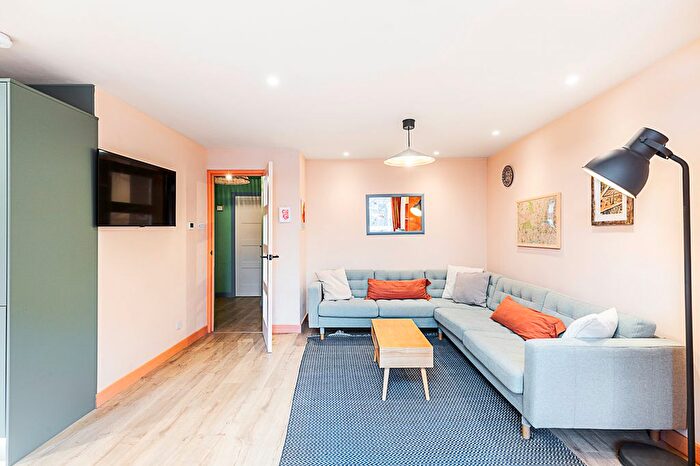 2 Bedroom Flat To Rent In Roseland House, Weimar Street, London, SW15
