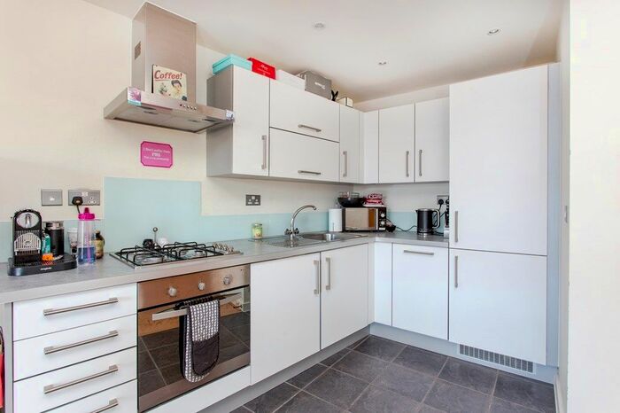 1 Bedroom Flat To Rent In Queen Mary Avenue, London E18