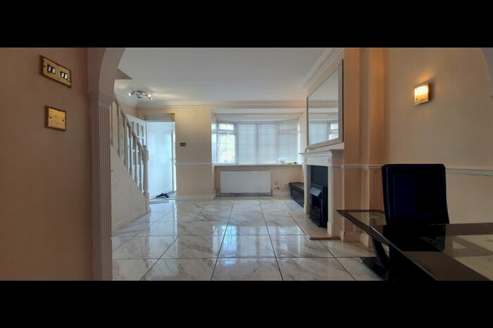 3 Bedroom Semi-Detached House To Rent In Woodrow Avenue, Hayes UB4