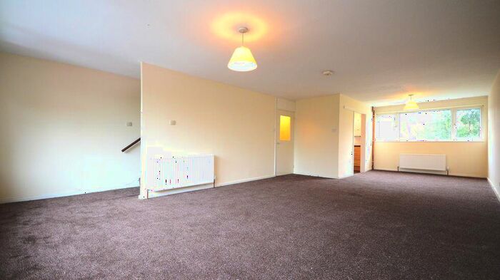 4 Bedroom Town House To Rent In Tebbit Close, RG12