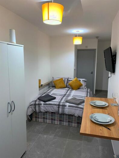 Studio To Rent In Buckingham Avenue, Feltham, TW14