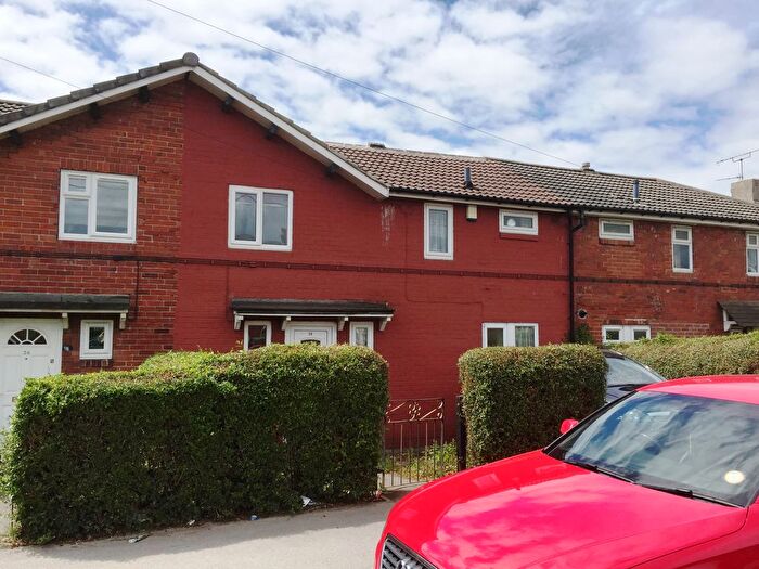 3 Bedroom Town House To Rent In Thorpe Road, Leeds, LS10