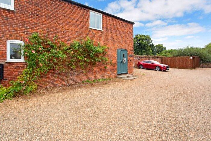 3 Bedroom Semi-Detached House To Rent In Vicarage Lane, Norwich, NR12