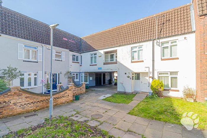 1 Bedroom Flat For Sale In The Chignalls, Laindon, SS15