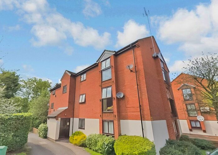 3 Bedroom Flat To Rent In Wheatley Close, London, NW4