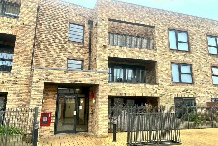 2 Bedroom Flat To Rent In Stonepit Court, DA8