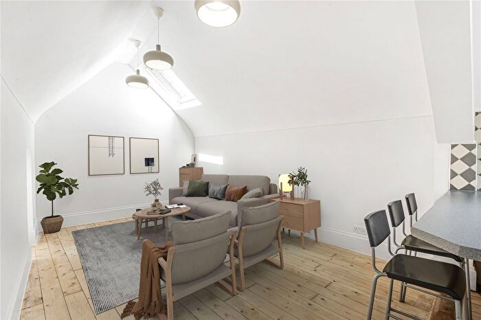 3 Bedroom Flat To Rent In Commercial Road, Whitechapel, London, E1