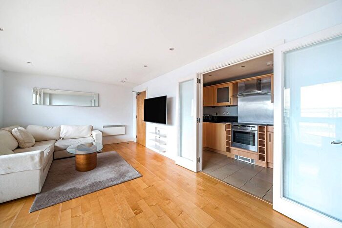 3 Bedroom Flat To Rent In Vauxhall Bridge Road, Pimlico, London, SW1V