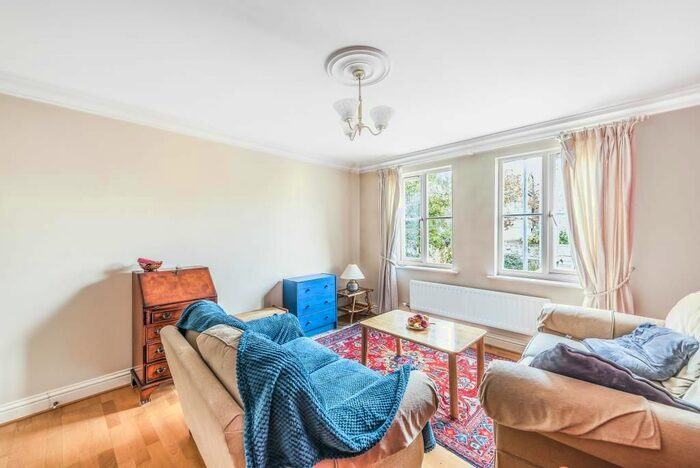 2 Bedroom Flat To Rent In Catherine Drive, Richmond, TW9