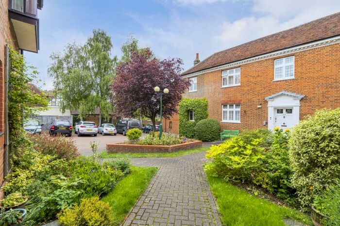 2 Bedroom Property To Rent In Saddlers Walk, High Street, Kings Langley, WD4