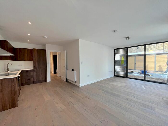 2 Bedroom Flat To Rent In Green Lanes, London, N8