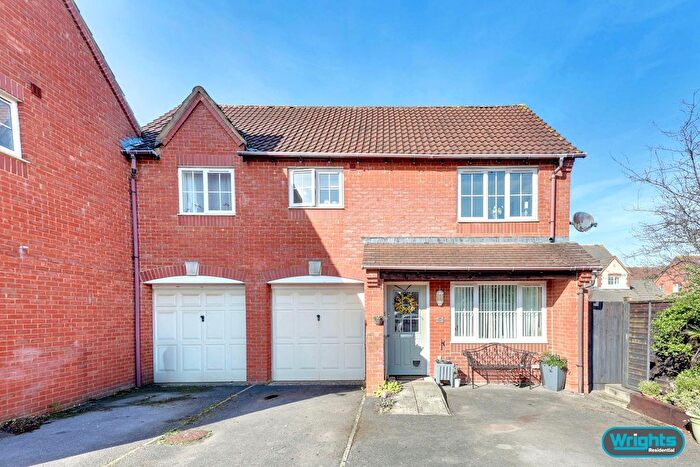 2 Bedroom Flat For Sale In Moyle Park, Paxcroft Mead, BA14