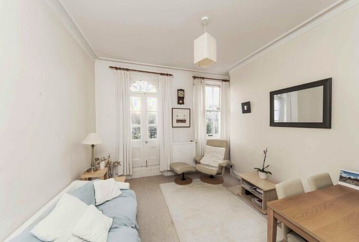 2 Bedroom Flat To Rent In Earls Court Road, London, SW5