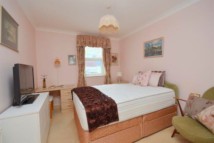 2 Bedroom Flat For Sale In Wilmington Square, Eastbourne, BN21
