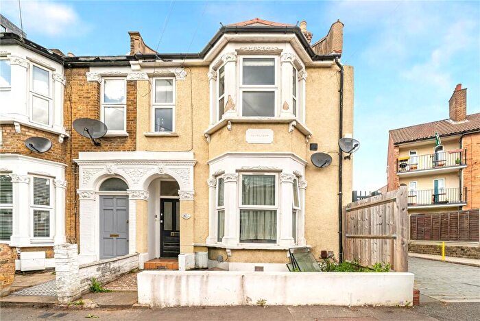 2 Bedroom Flat For Sale In First Avenue, Walthamstow, London, E17