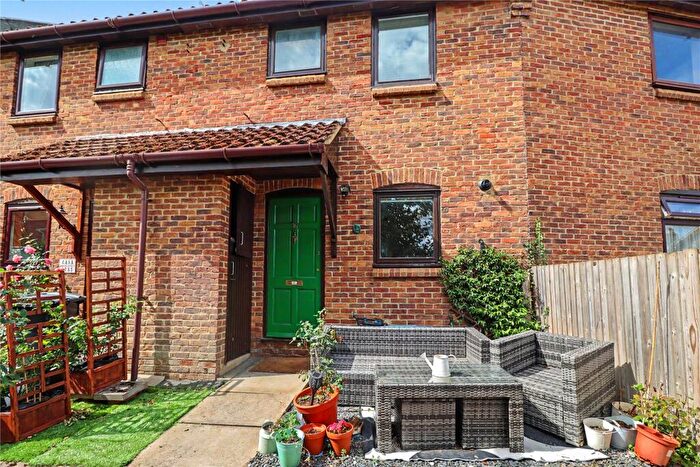1 Bedroom House For Sale In Nottingham Close, Woking, Surrey, GU21