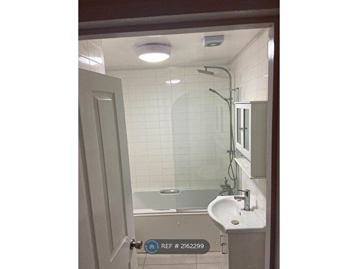 3 Bedroom End Of Terrace House To Rent In Erin Close, Luton, LU4