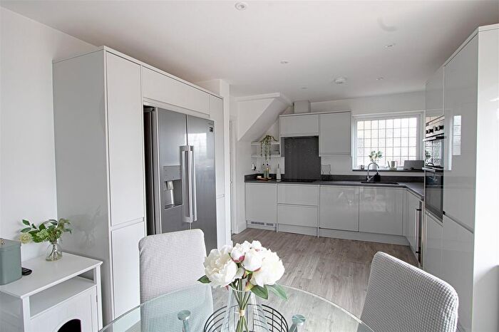 3 Bedroom Semi-detached House For Sale In Trinity Road, Billericay, CM11