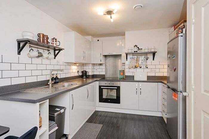 1 Bedroom Flat For Sale In Schoolgate Drive, Morden, SM4