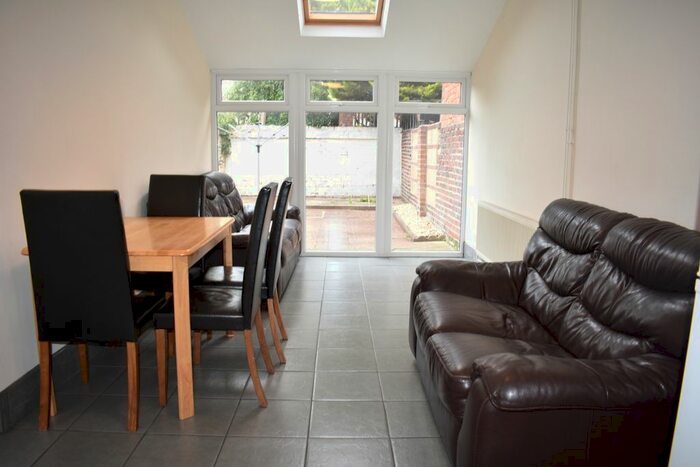5 Bedroom Maisonette To Rent In Albert Road, Southsea, Hampshire, PO4