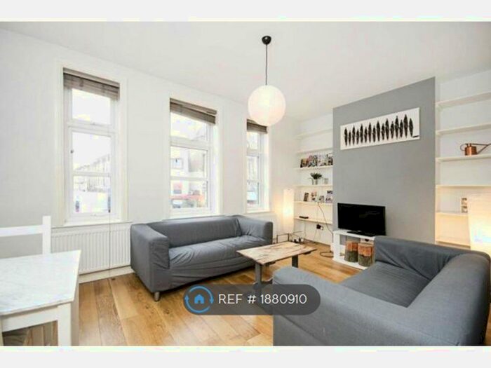 2 Bedroom Flat To Rent In Mare Street, London, E8