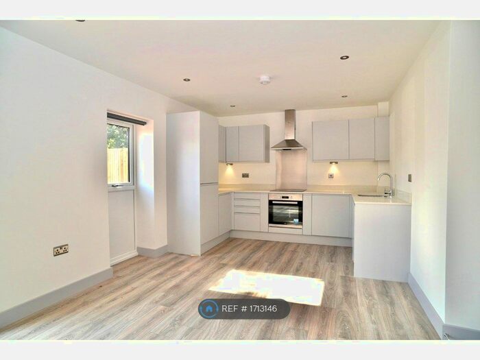 2 Bedroom Flat To Rent In Trinity Court, Leeds, LS9