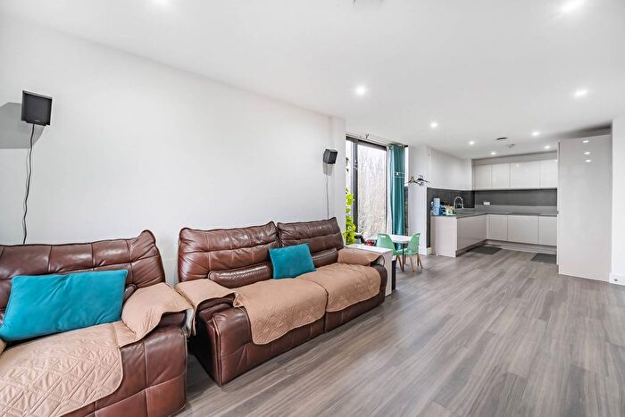 3 Bedroom Flat To Rent In Frazer Nash Close, Hounslow, Middlesex, TW7