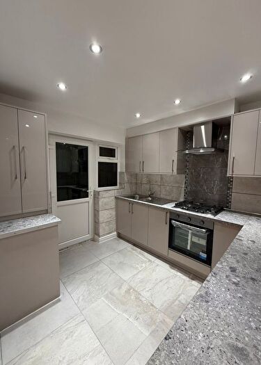 3 Bedroom Semi-Detached House To Rent In Amberley Walk, Oldham, OL9